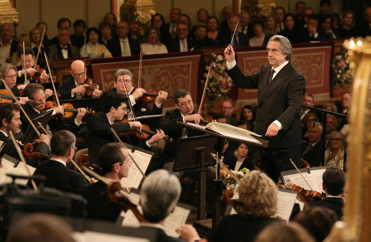Riccardo Muti juhatab Viini filharmoonikuid 1. jaanuaril 2025.