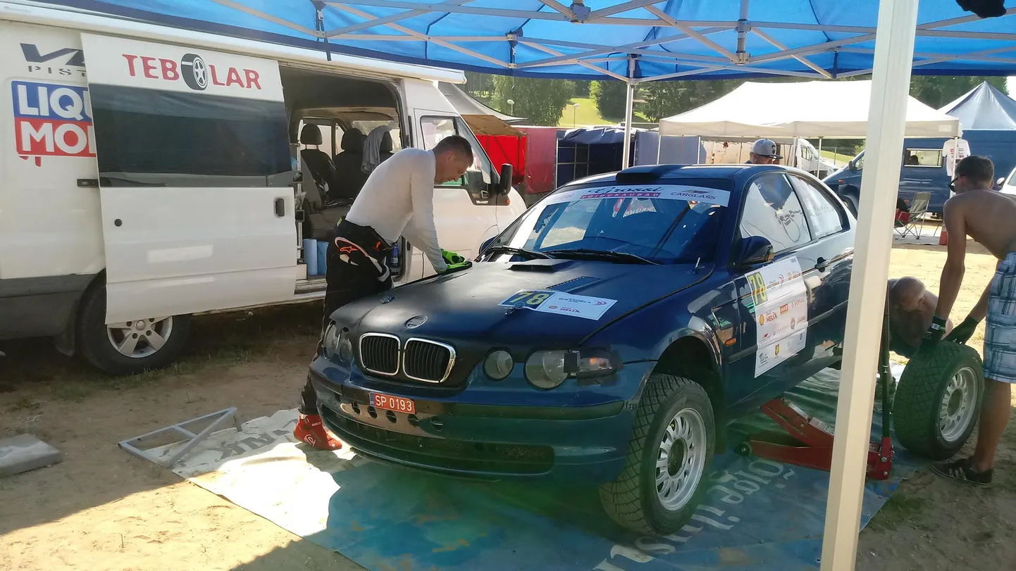 Rene Uukareda (vasakul) ja Jan Nõlvak võistlevad Rally Estonial BMW M3-ga.