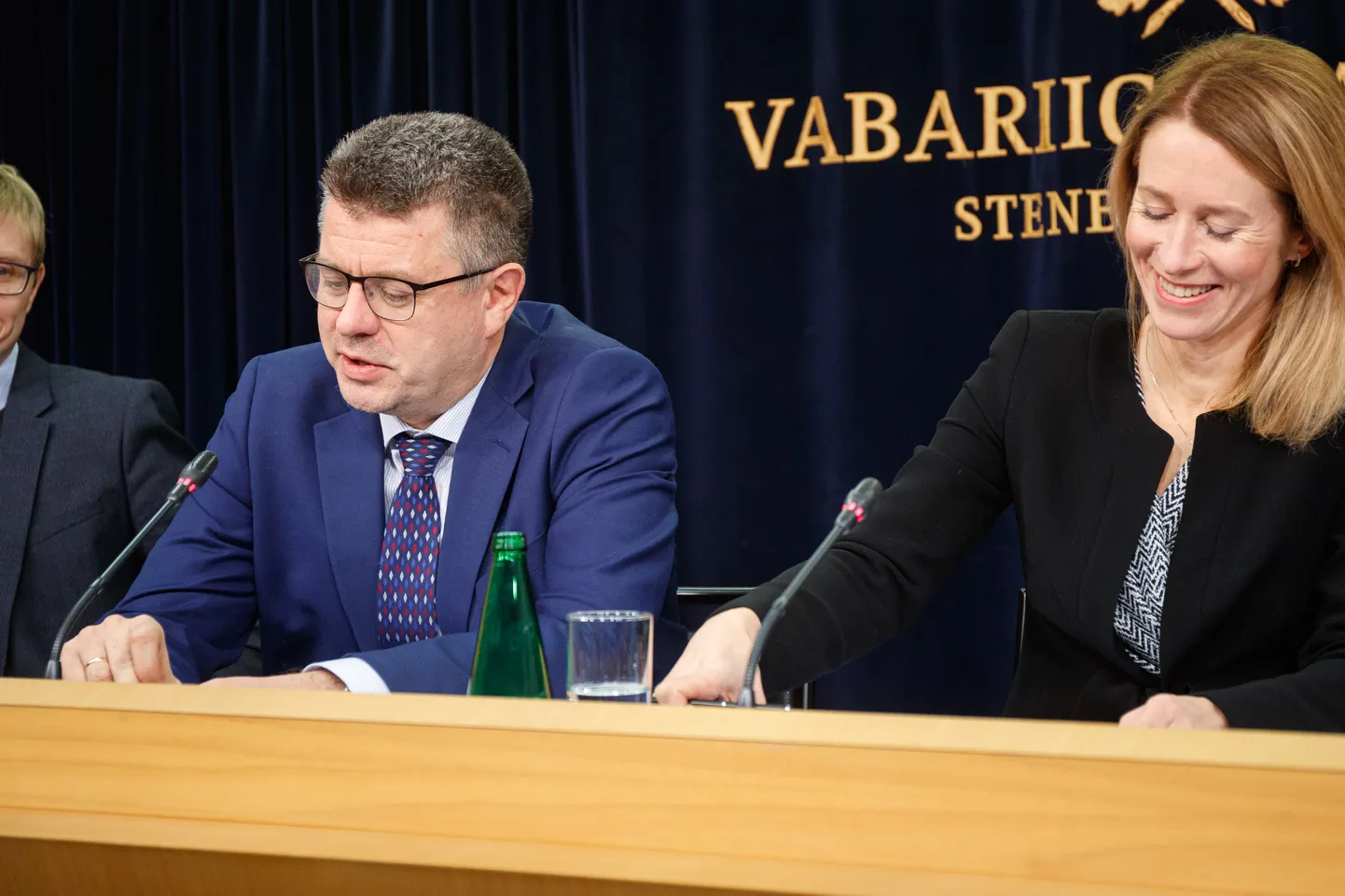 Министр иностранных дел Урмас Рейнсалу и премьер-министр Кая Каллас на пресс-конференции правительства.