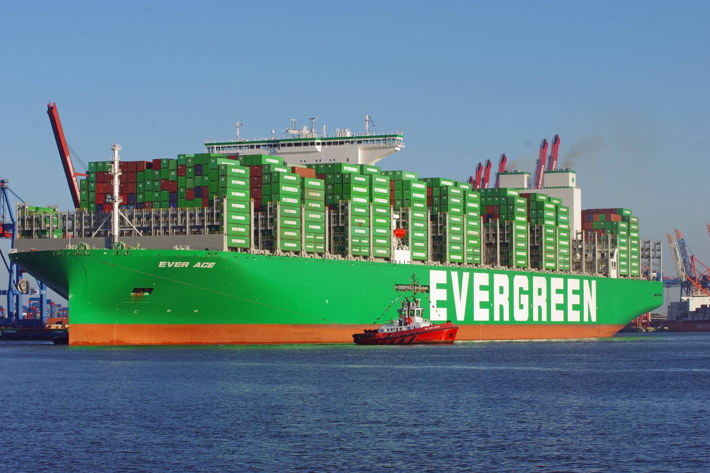Evergreeni uus konteinerilaev Ever Ace sisenemas Hamburgi sadamasse