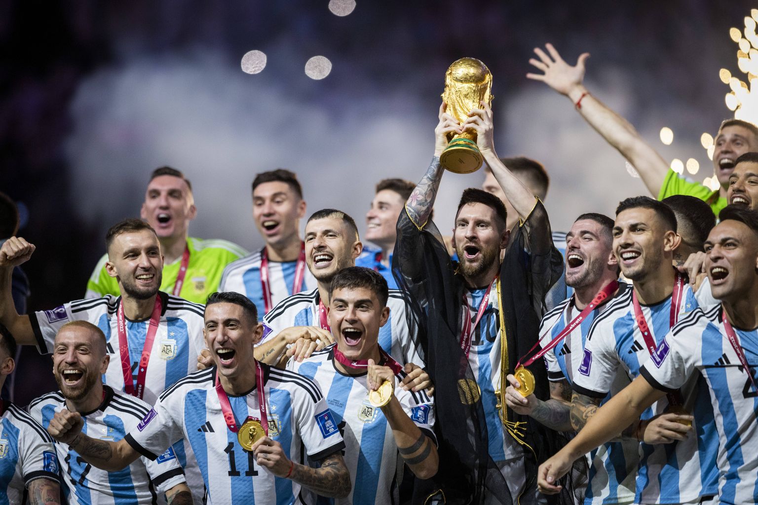 Лионель Месси и сборная Аргентины со своими трофеями.