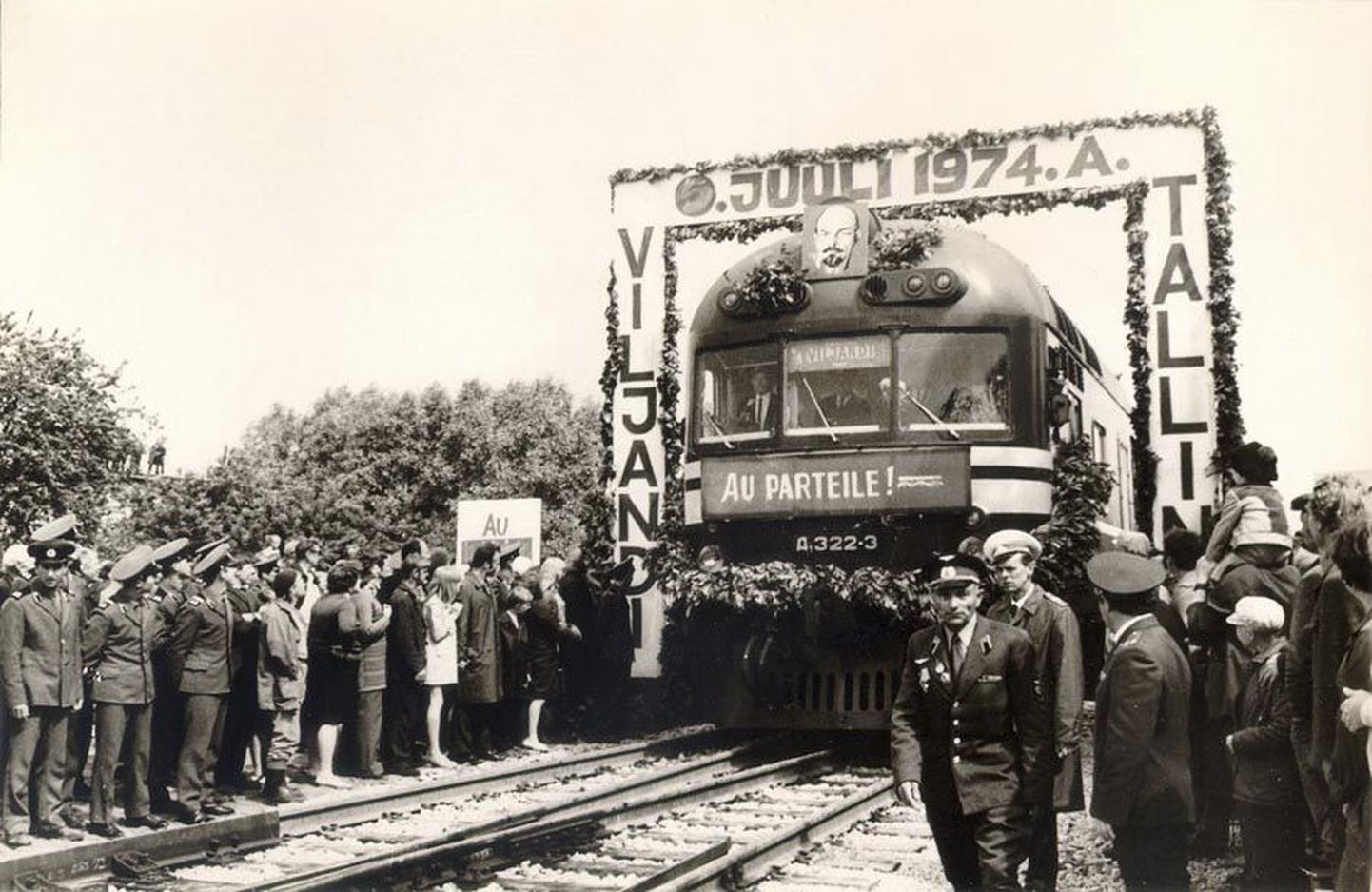Laiarööpmelise raudteerongi esimene saabumine Viljandisse 5. juulil 1974.