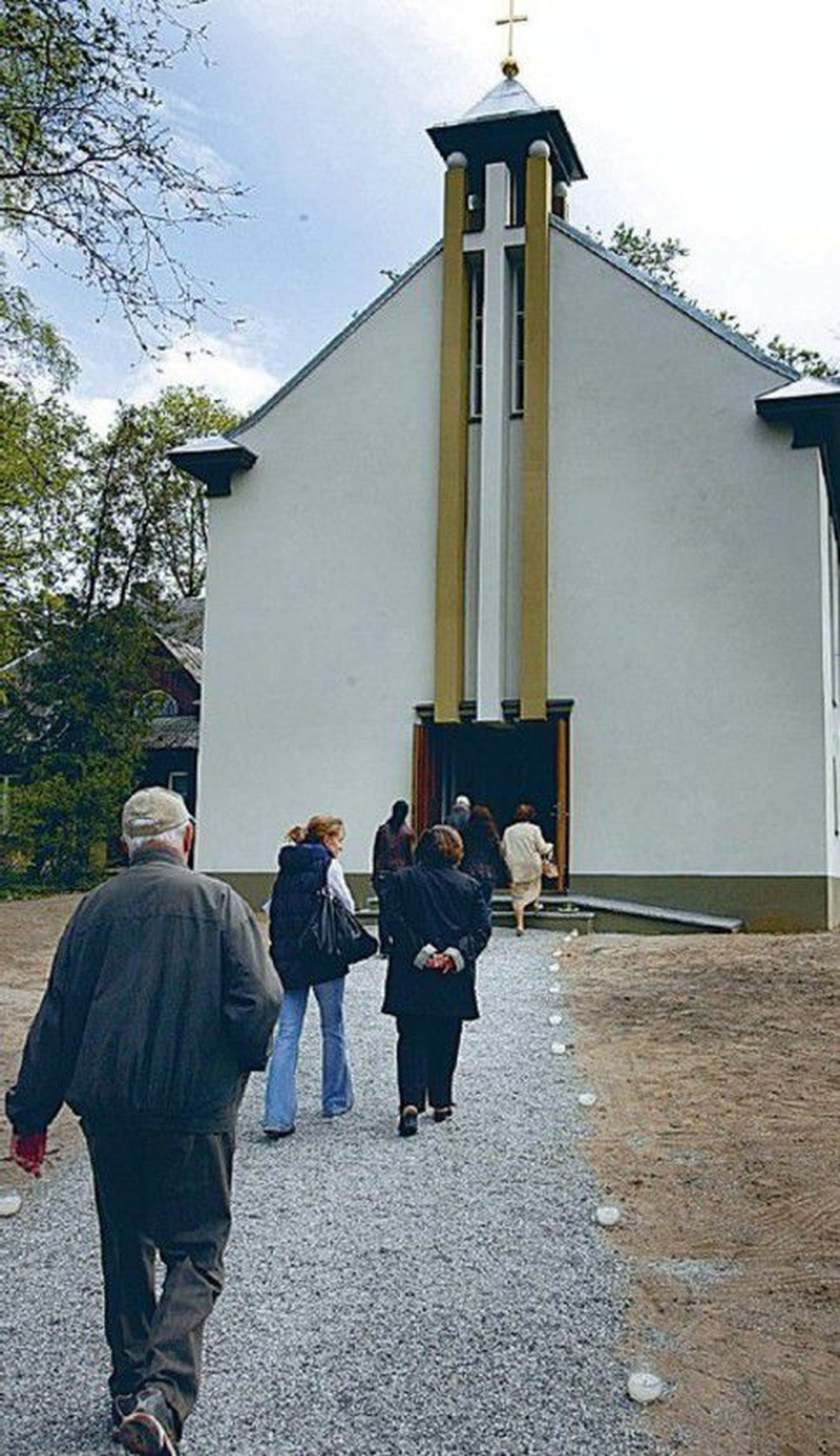 Renoveeritud ja taasavatud Nõmme Saksa Lunastaja kirikus oli eile pühitsemispäev.