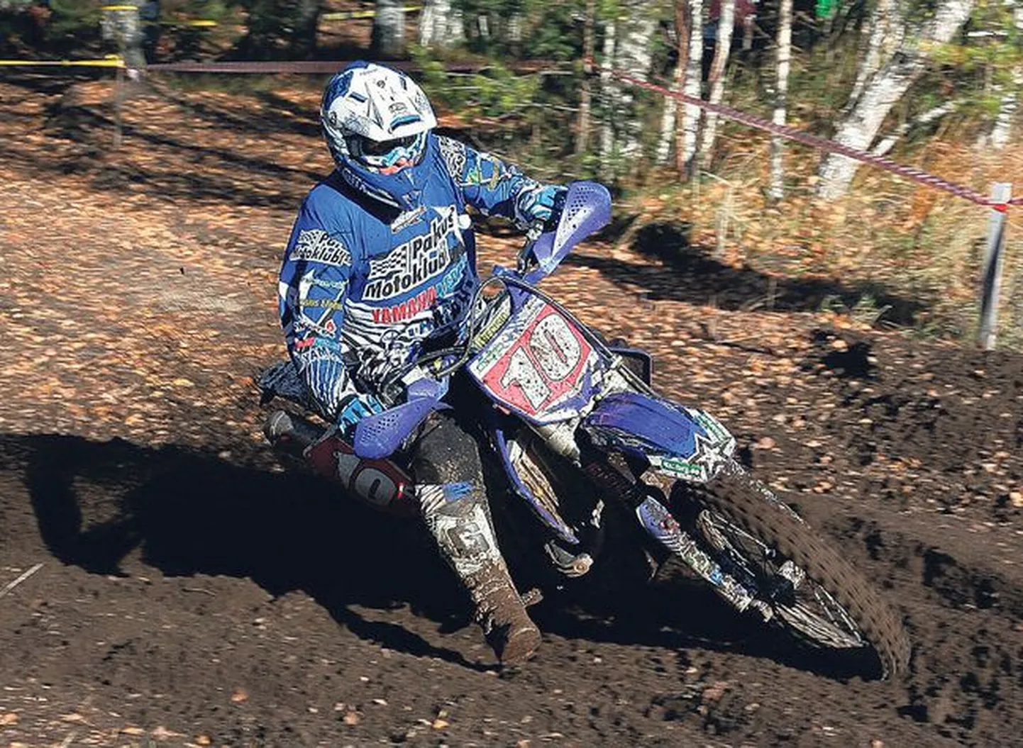 Paikuse motoklubi esinumber Toivo Nikopensius kihutab kestuskrossi Balti meistrivõistlustel medalikursil.