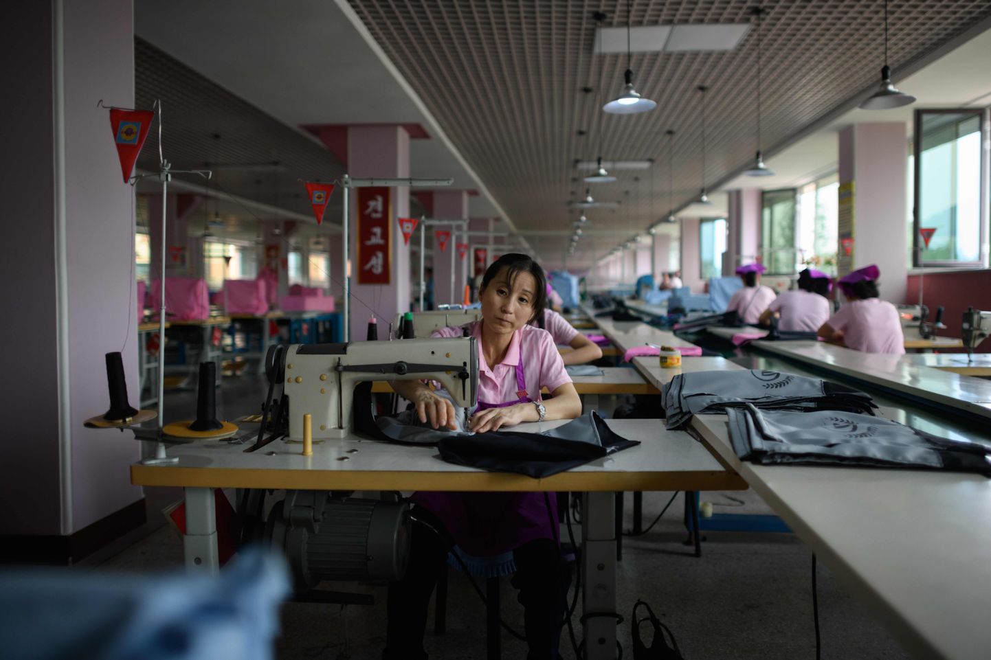 Töölised Pyongyangi kingavabrikus.