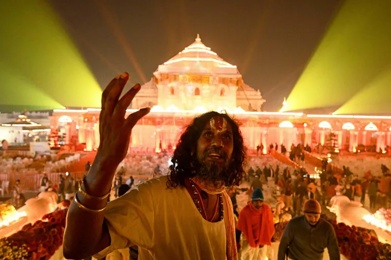 Hindud valgustatud Rami templi juures pärast selle pühitsemistseremooniat 22. jaanuaril 2024. aastal.
