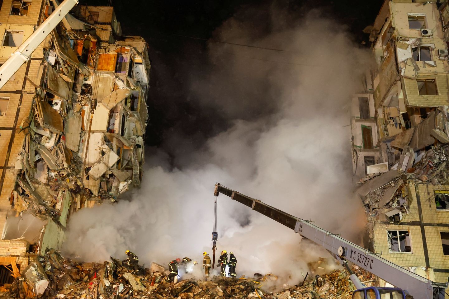 Разрушенный многоквартирный жилой дом в Днепре после ракетного удара ВС РФ 15 января.