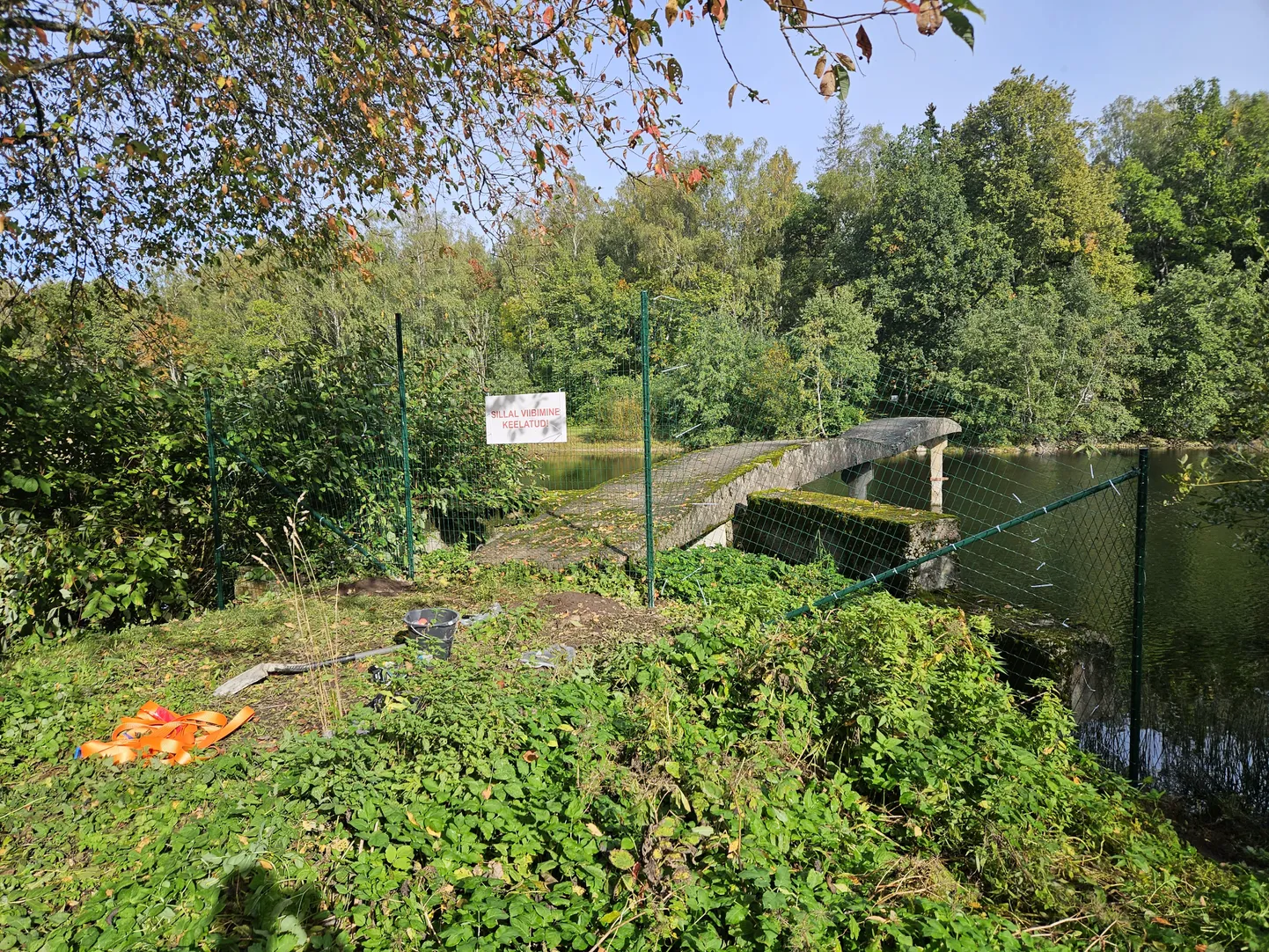 Rava paisjärvel hüpekana kasutanud sillajäänused on sellest nädalast uljaspeadele suletud.