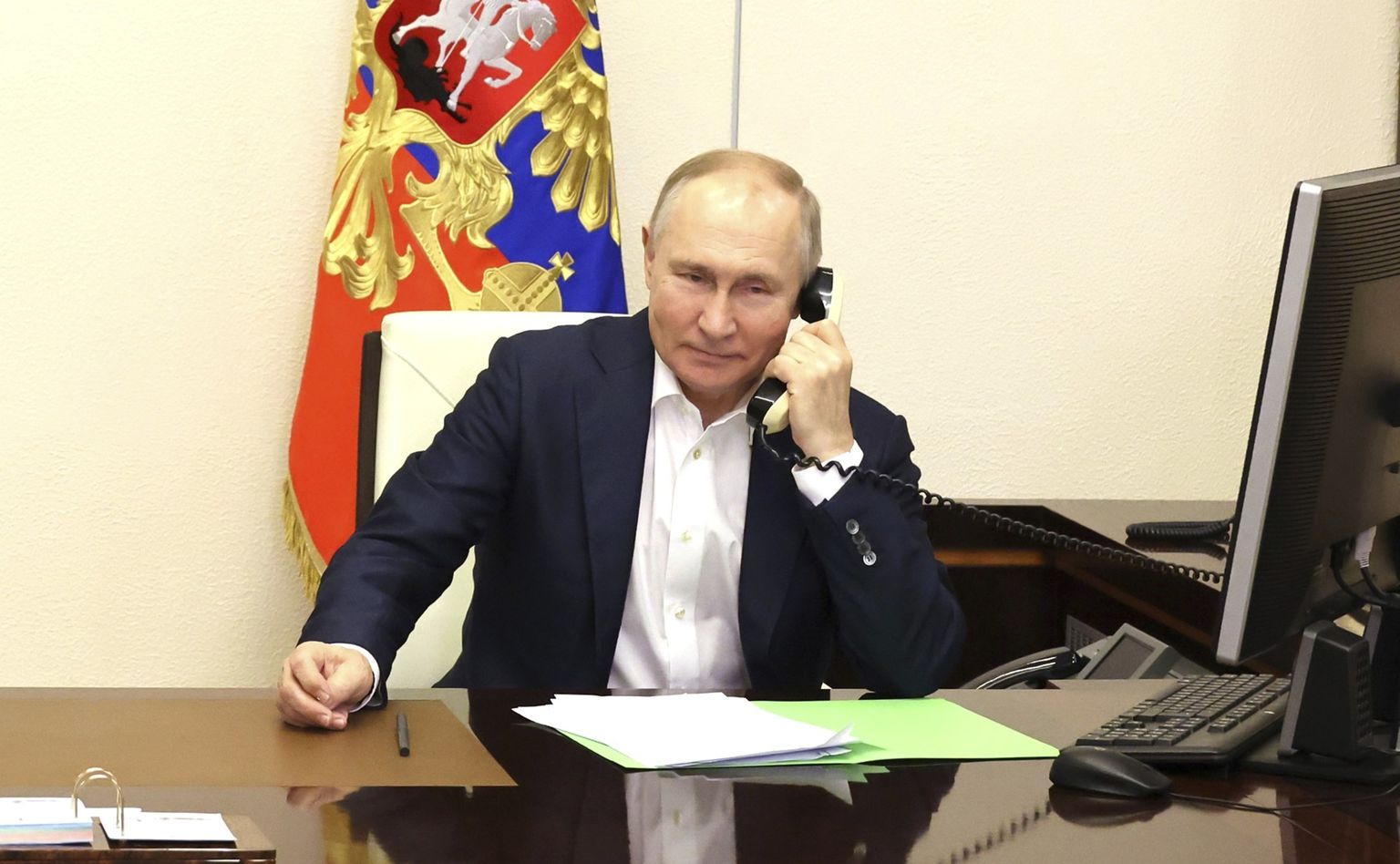 Venemaa president Vladimir Putin telefoniga rääkimas.