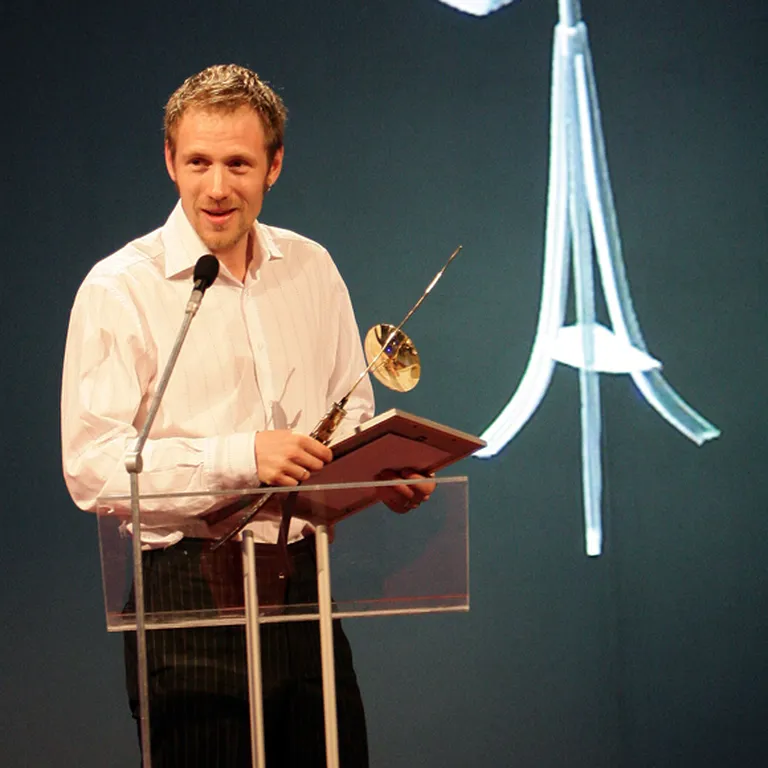 Sandijs Semjonovs, saņemot balvu nominācijā "Gada televīzijas žurnālists" 2008. gadā