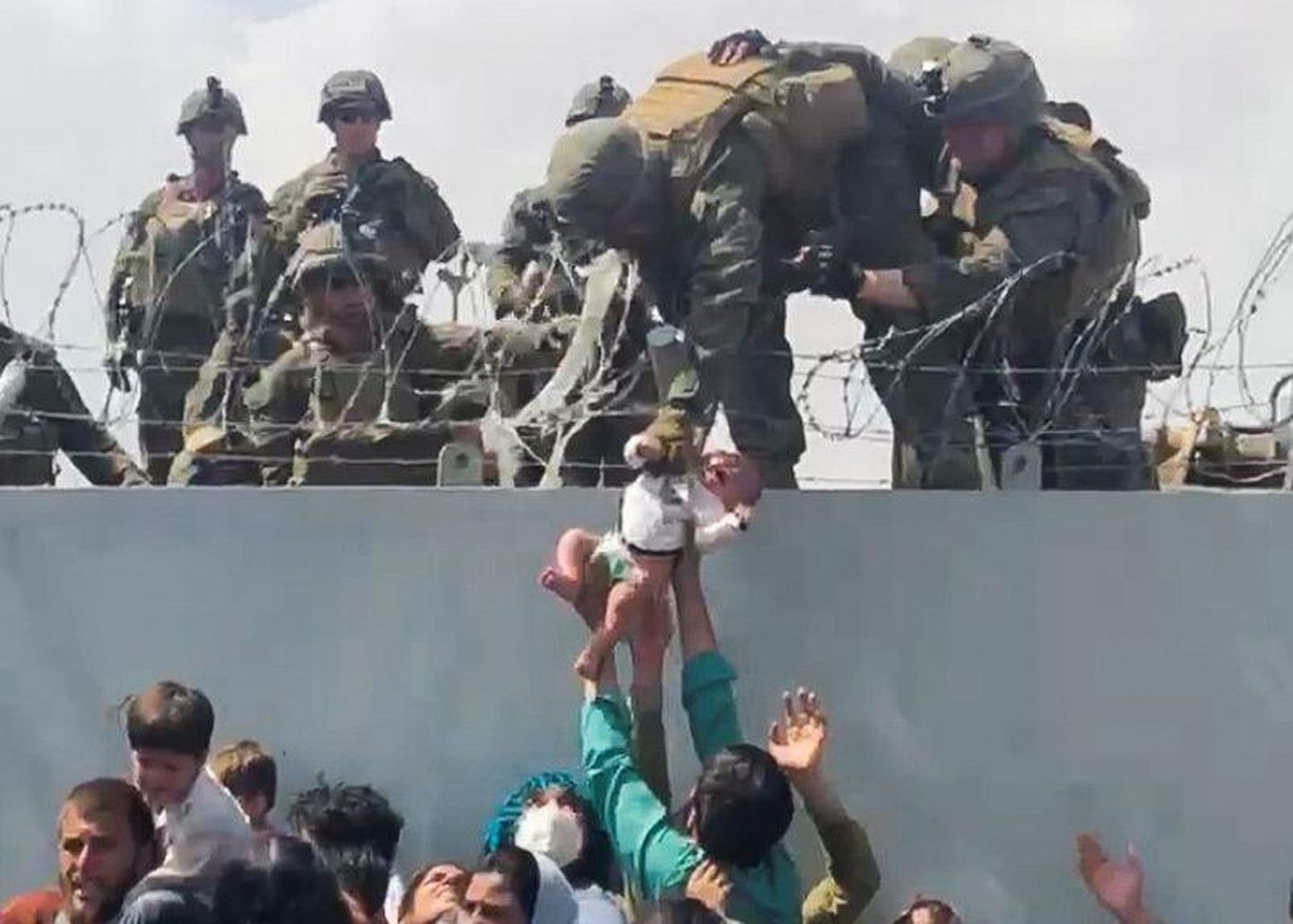 Afganistanis Kabulis ulatatakse Ameerika Ühendriikide sõjaväelastele üle müüri evakueerimiseks väikelapsi. Pilt on tehtud 19. augustil 2021.