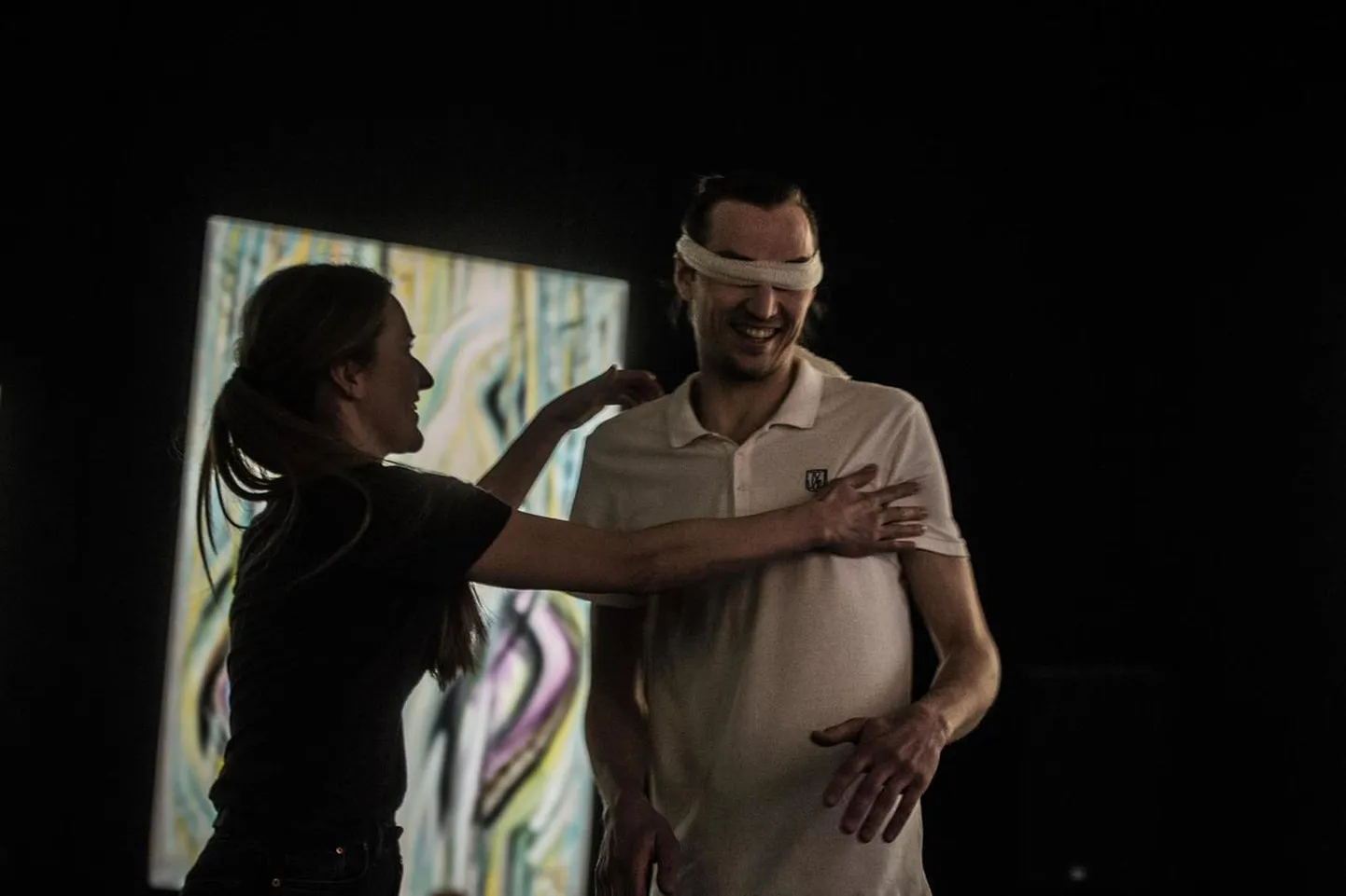 kadrinoormetsa «mobiilsetes definitsioonides» Tartu Uues Teatris on laval Ivo Reinok ja Kadri Noormets, aga ka publik.