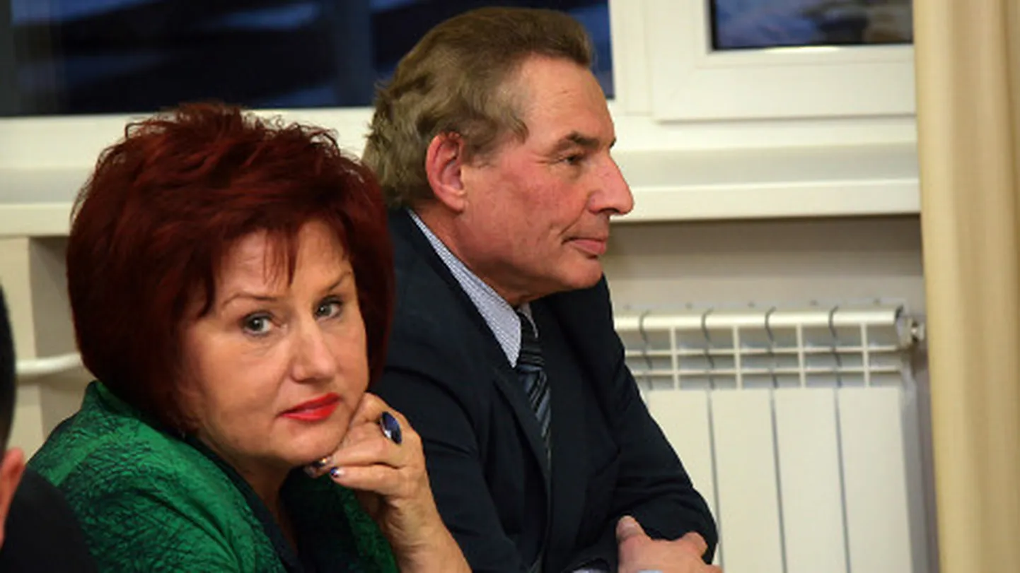 Ljudmila Jantšenko töötas aastaid Jevgeni Solovjovi (tagaplaanil) linnavalitsuses abilinnapeana. Nüüd, kus Solovjov oli sunnitud ametist lahkuma, peab linnavalitsus Jantšenko juhtimisel esitama Solovjovi vastu kahjunõude või leidma vettpidavad argumendid, miks seda ei tehta.