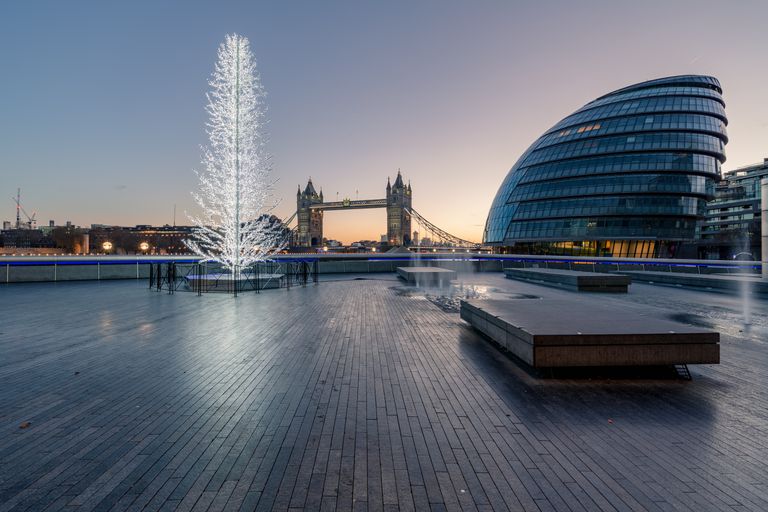 Площадь у Тауэрского моста в Лондоне украсит елка эстонских дизайнеров
