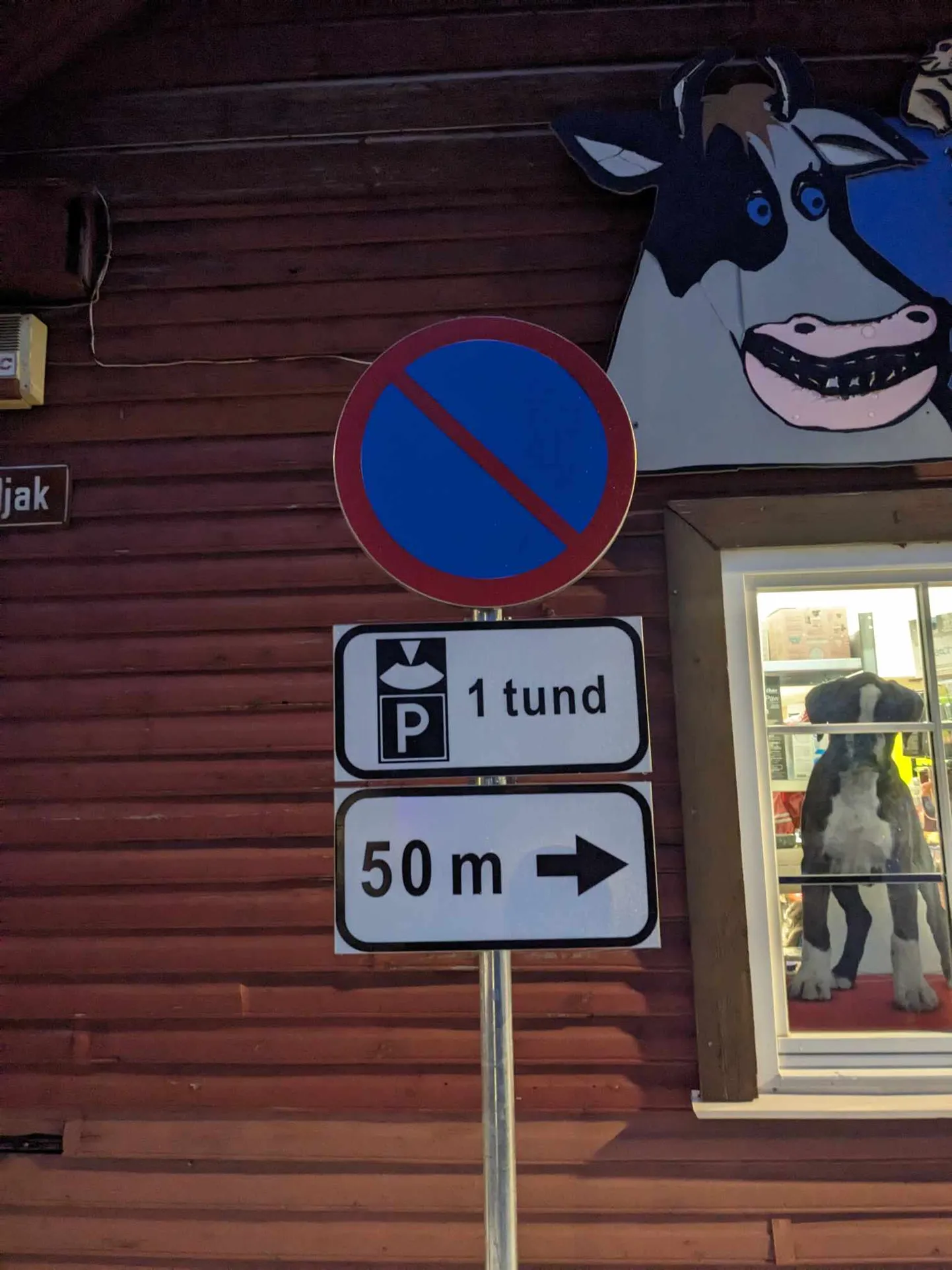 Paide kiriku kõrval olevas parklas tuleks parkimisel kasutada aega fikseerivat parkimiskella.