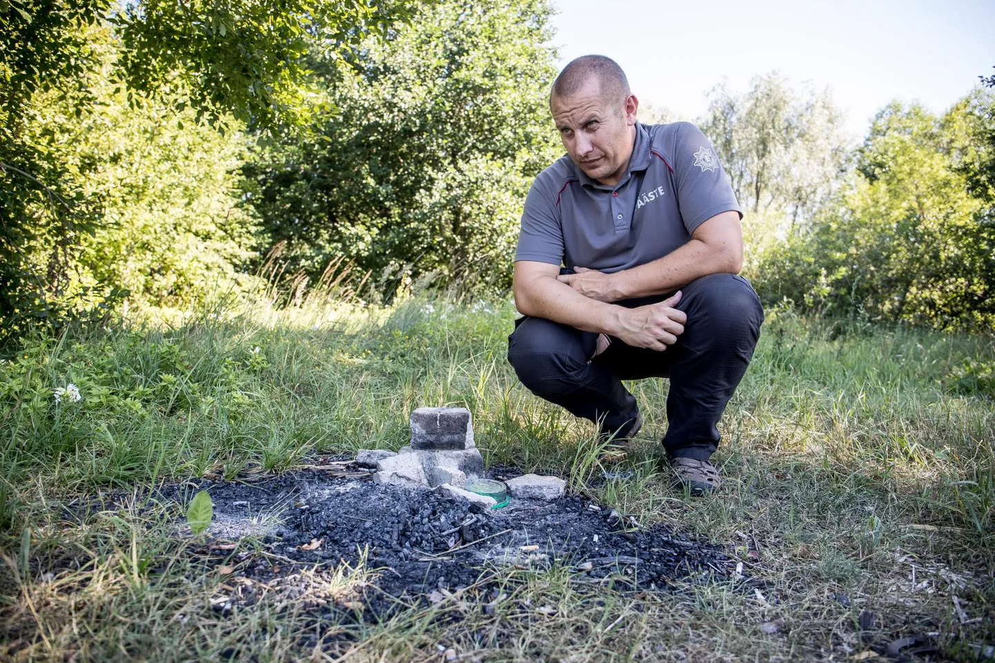 Lilleküla komando rühmaülem Gert Teder leiab Harku järve ääres kaks lõkkeaset.
