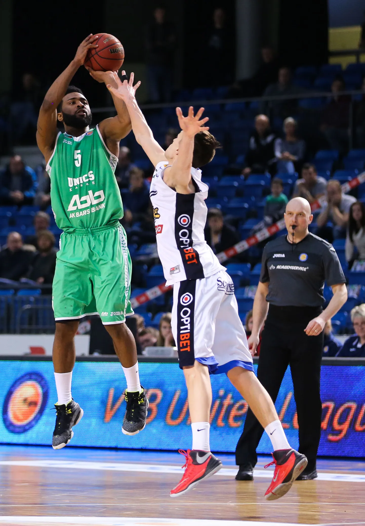 Keith Langford (vasakul) kohtumises Kalev/Cramoga.
