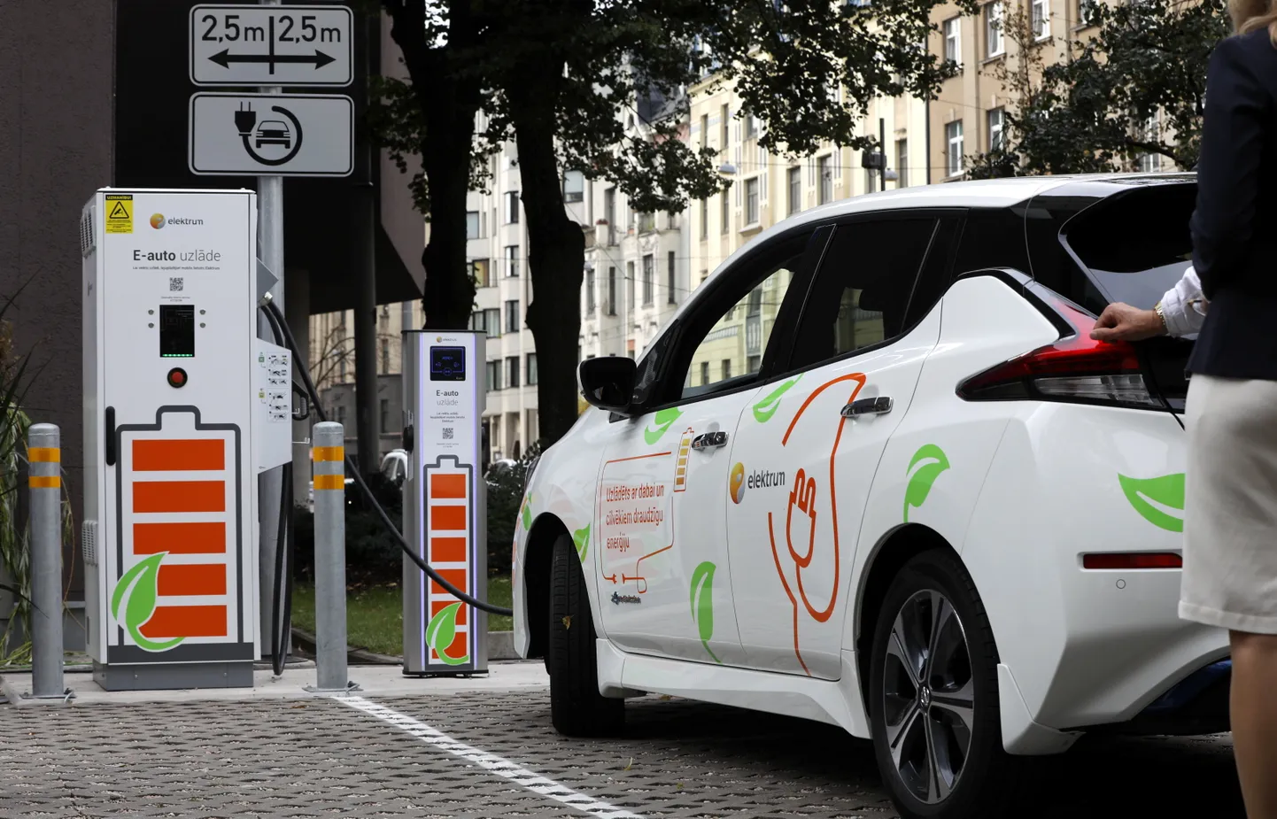 Elektromobilis jaunajā uzlādes stacijā pie AS "Latvenergo" korporatīvās vadības ēkas Pulkveža Brieža ielā 12