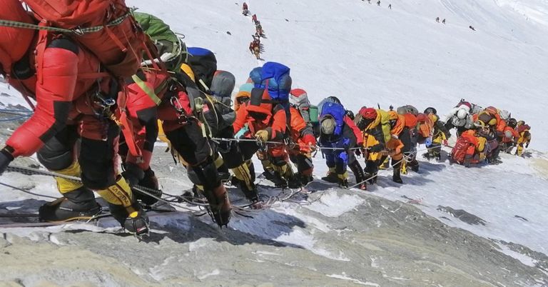 Alpinistide järjekord Džomolungmal. Pilt on tehtud 22. mail 2019