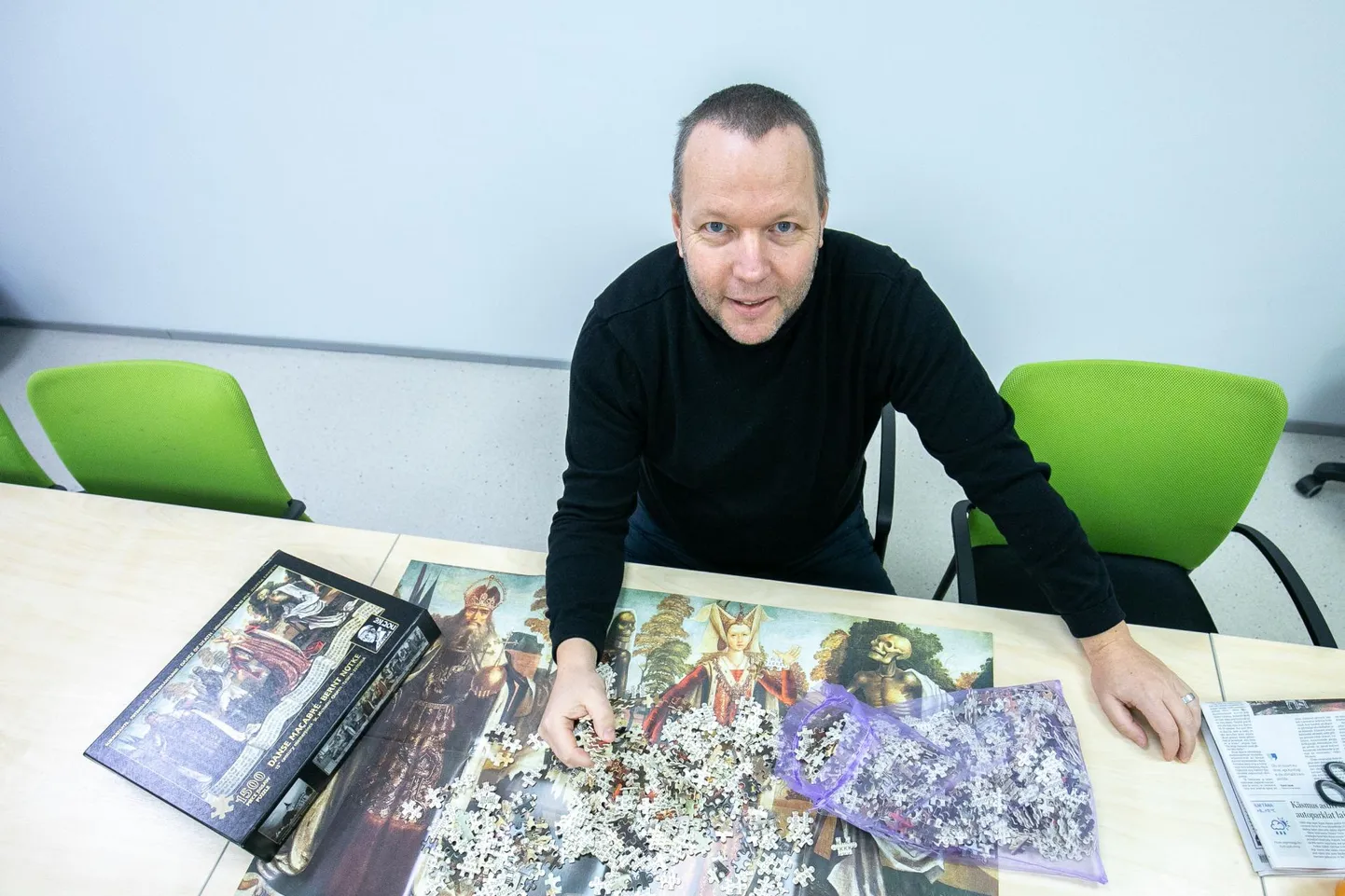 Rakvere disainer Priit Verlin tegi teoks noorpõlves pähe turgatanud mõtte valmistada pusle, mille pildiks on Bernt Notke maailmakuulus maal “Surmatants”.