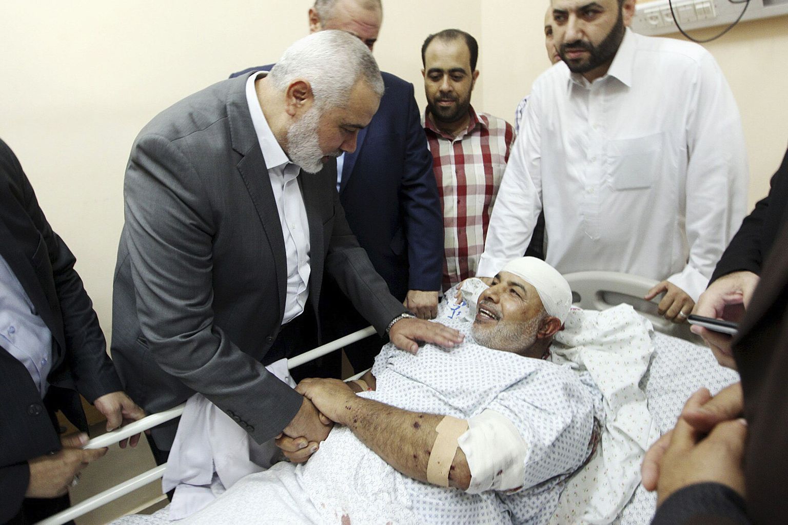 Ismail Haniyeh külastab Shifa haiglas Tawfiq Abu Naimi.