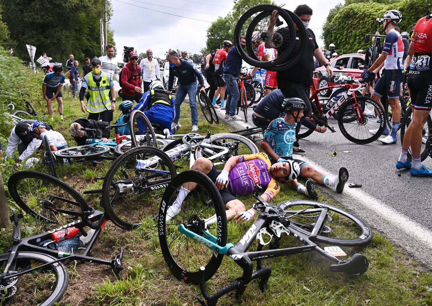 26. juunil toimunud massikukkumine Tour de France'i esimesel etapil.
