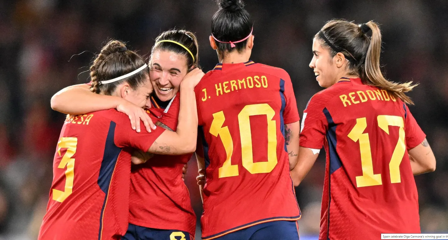 Испания празднует победный гол Ольги Кармоны в финале.