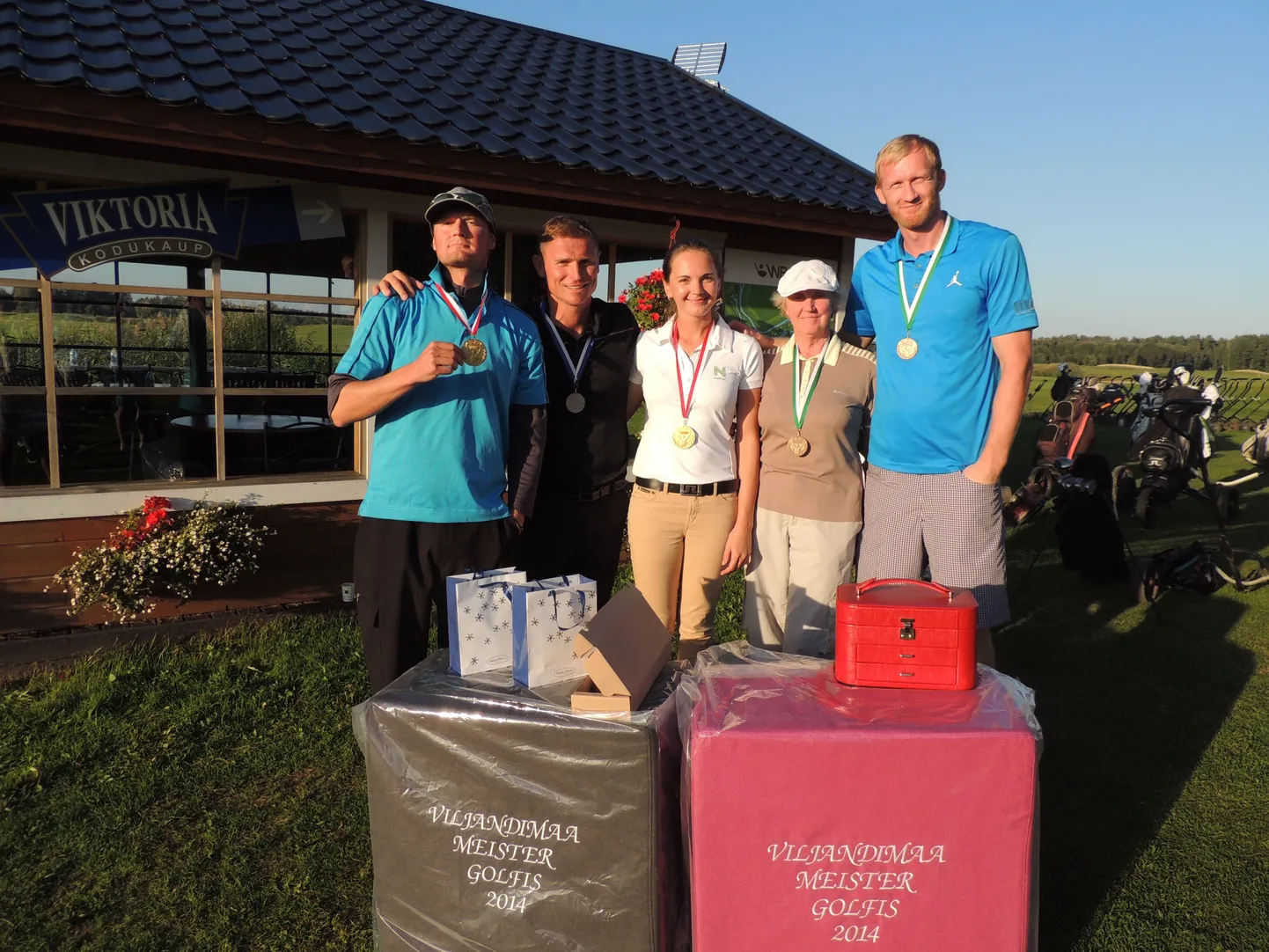 Mullused parimad Viljandimaa golfimängijad (vasakult) Reevo Kirna, Priit Viira, Helena Valdek, Ene Anton ja Vahur Kets. Fotolt on puudu naiste teise koha omanik Ingrid Säga.