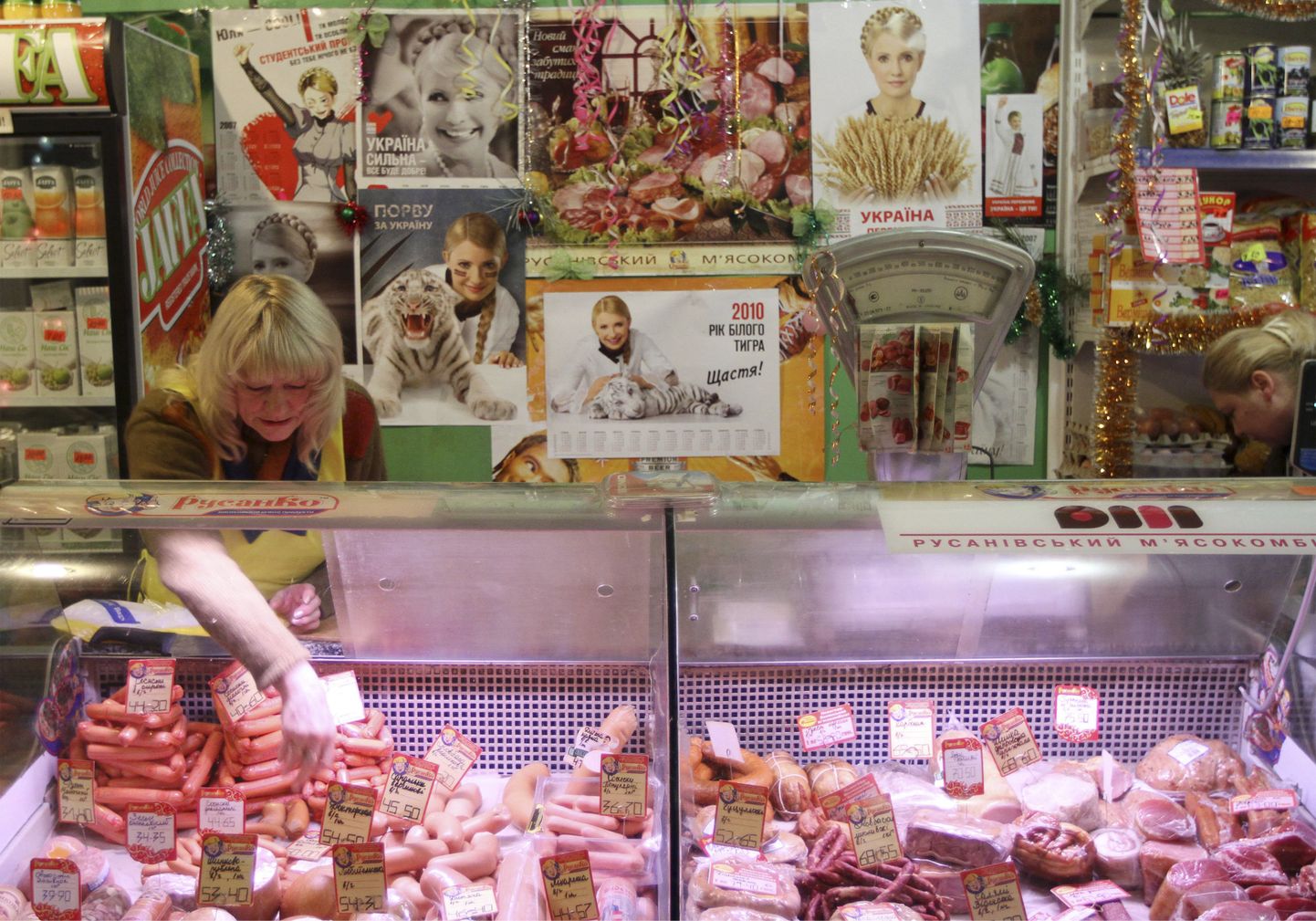 Kiievi lihapoe müüja eelistus saab selgeks riiulitevahelisele seinale kleebitud plakateid uurides.