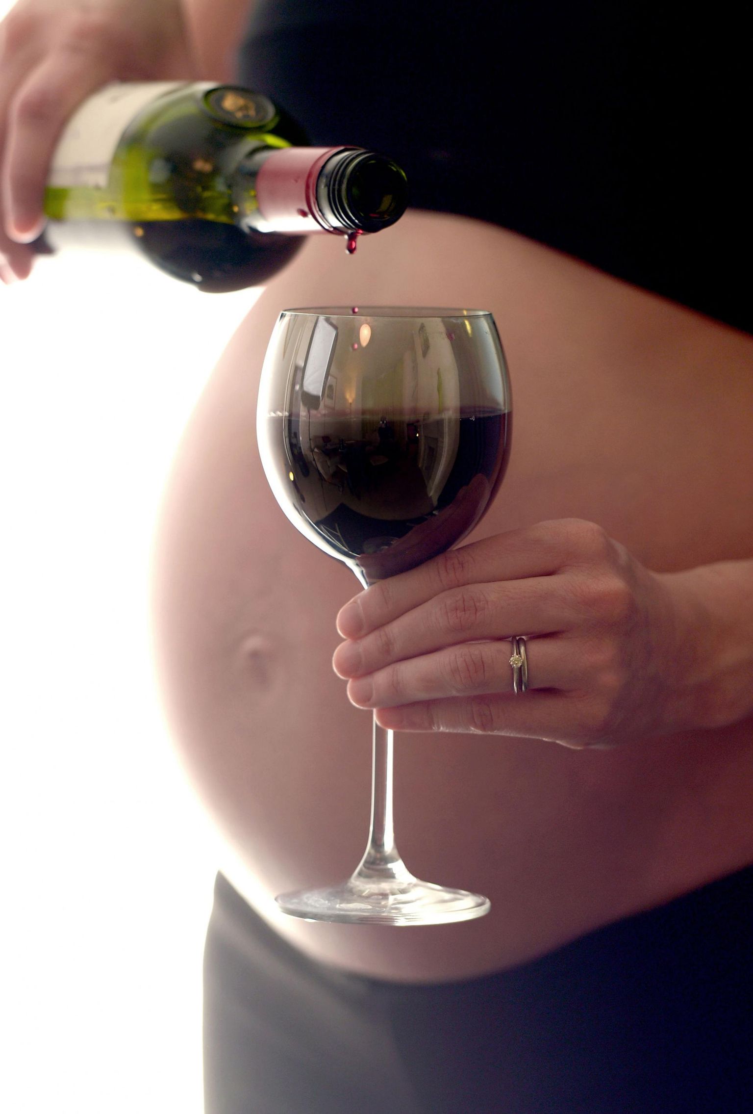 Alkoholi tarvitamine raseduse ajal võib mõjutada haiguste teket soodustavaid protsesse, selgub Helsingi Ülikooli, Tervisetehnoloogiate Arenduskeskuse ja Tartu Ülikooli Kliinilise Meditsiini Instituudi ühisuuringust. 