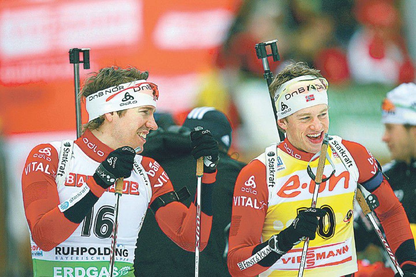 22-летний норвежский спортсмен – Тарьей Бё (справа), взлетевший кометой на небосвод биатлона, облачился в желтую майку лидера, которую не снимает до сих пор, всего на шесть очков опережая своего товарища по сборной Эмиля Хегле Свендсена.