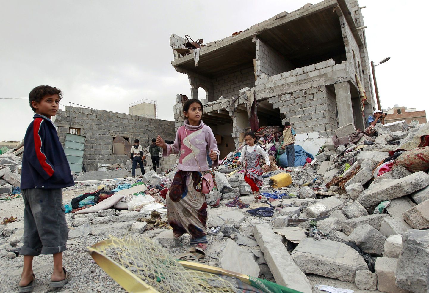 Jeemeni lapsed seismas saudide juhitud õhurünnaku järel pihta saanud hoone varemetes.