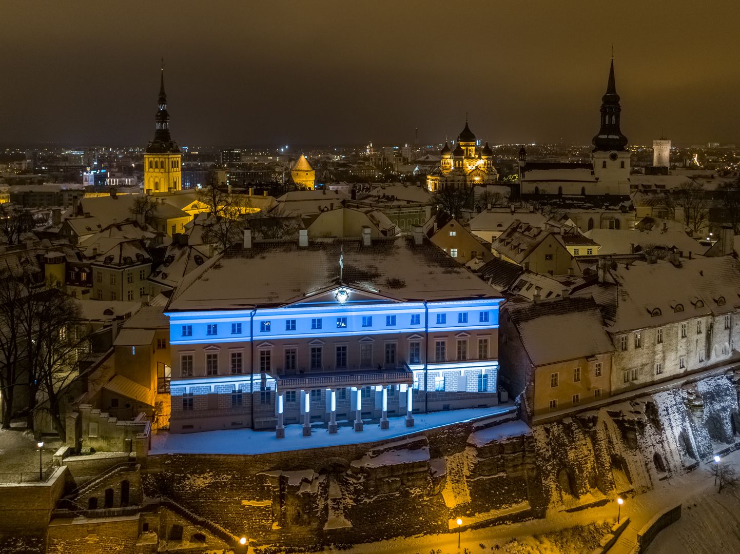 Stenbocki maja Tallinnas sai EV100 juubelinädalaks sinimustvalge fassaadi