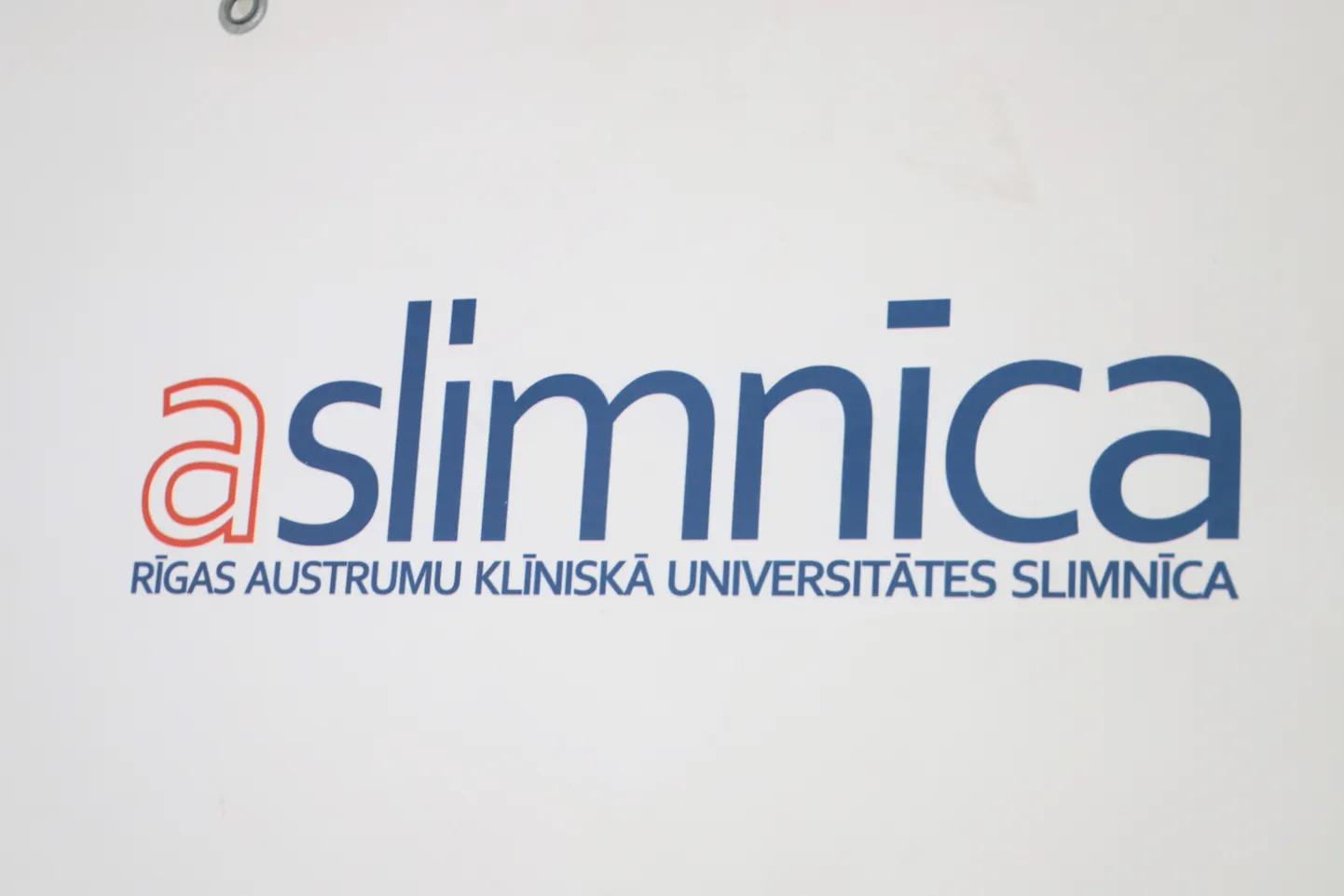 Rīgas Austrumu klīniskās universitātes slimnīcas logo.