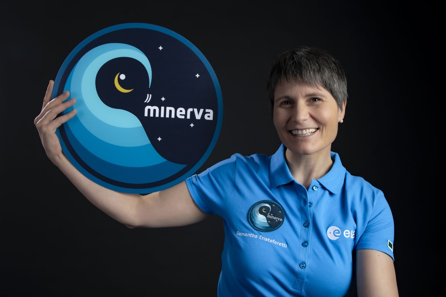 ESA astronaut Samantha Cristoforetti koos värske Minerva-missiooni märgiga.