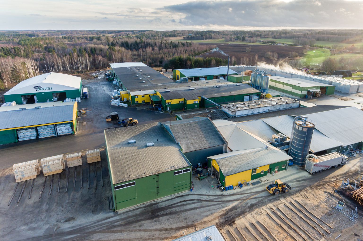 Ettevõte Barrus tegutseb Võru külje all Verijärvel ning seal toodetakse 75 000 kuumpeetrit liimpuitu aastas.