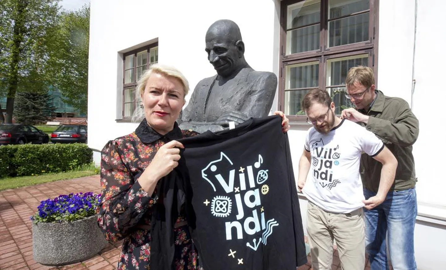 «Iirimaal,» leidis ajakirjanik Marko Suurmägi linnavalitsuse pressiesindaja Johan-Kristjan Konovalovi selja taga askeldades vastuse küsimusele, kus on ametlik Viljandi logoga valge särk tehtud. Must särk, mis on avalike suhete ja turismiameti juhataja Krista Kulli käes, on tehtud Hispaanias.