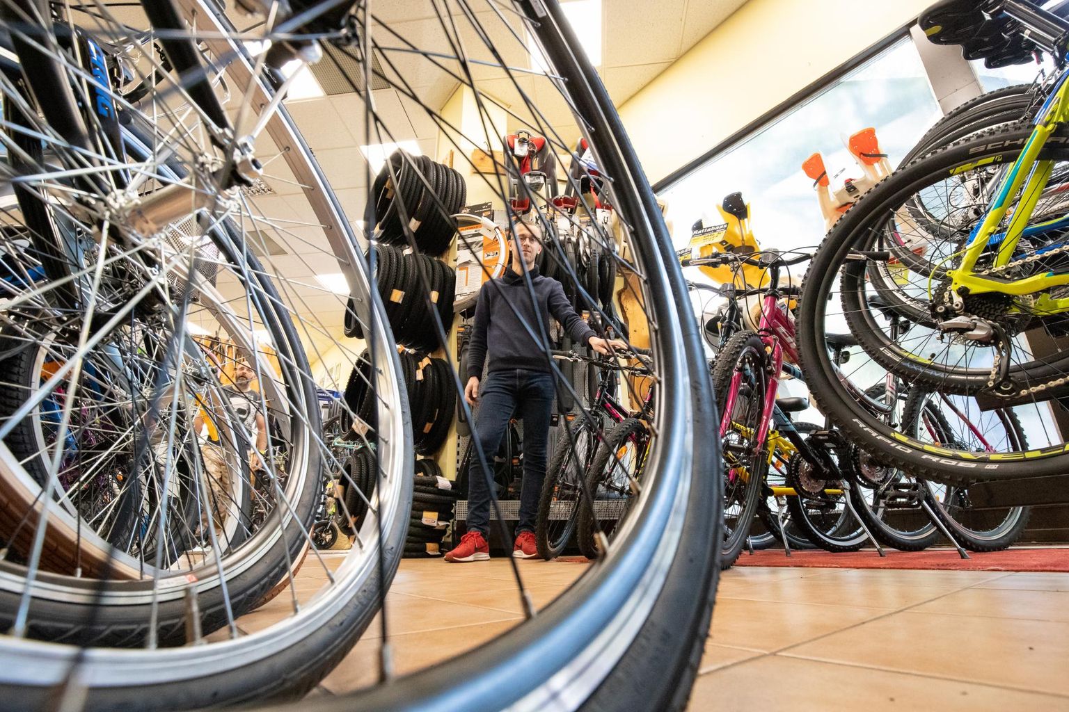 Rattabaasi müügimees Kalle Kriit rõõmustas kõige enam selle üle, et rattaid osteti pereliikmetele, kellel see seni puudus.