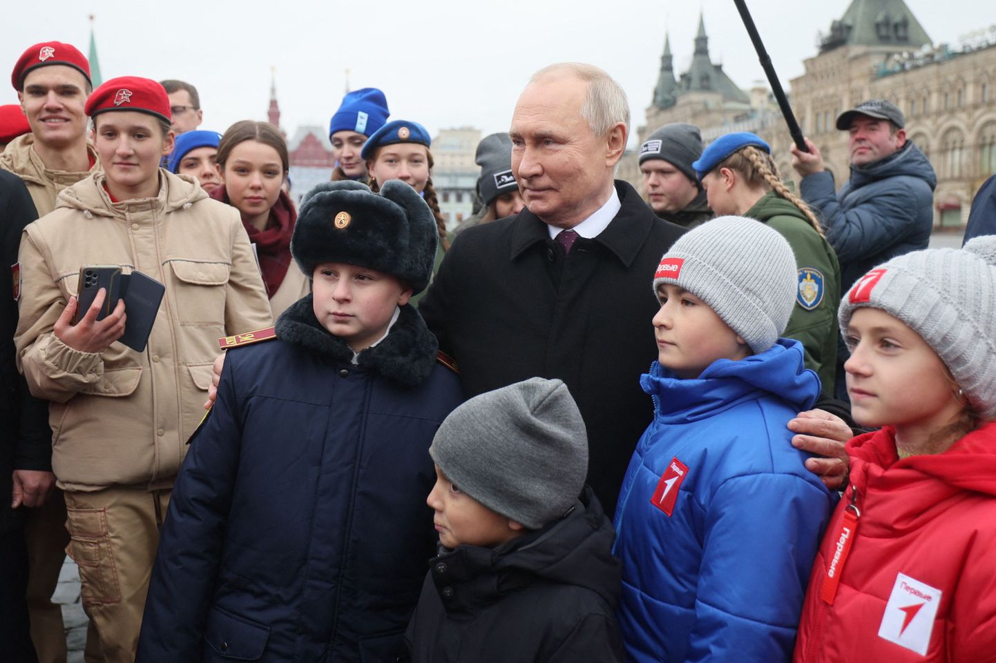 Vanemaa propagandakanali Sputnik levitatud pilt, kus Venemaa president Vladimir Putin kohtub rahvusliku ühtsuse päeva puhul Punasel väljakul rahvaga. Pilt on tehtud 4. novembril 2023.