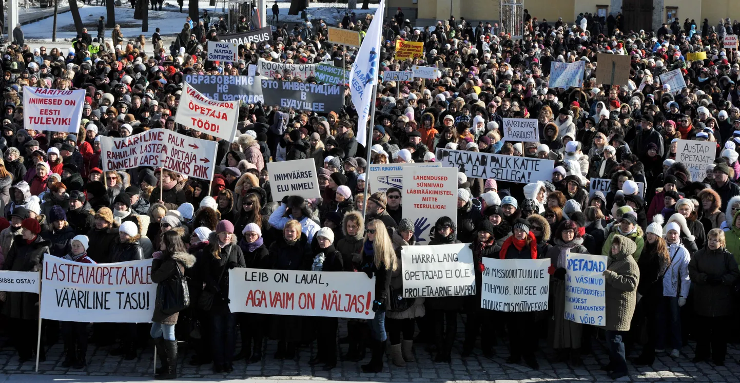 Tuhanded õpetajad kogunesid Tallinnas Vabaduse väljakule, et nõuda palgatõusu. Oma nõudmiste väljendamiseks olid pedagoogidel kaasas isevalmistatud plakatid ja loosungid.