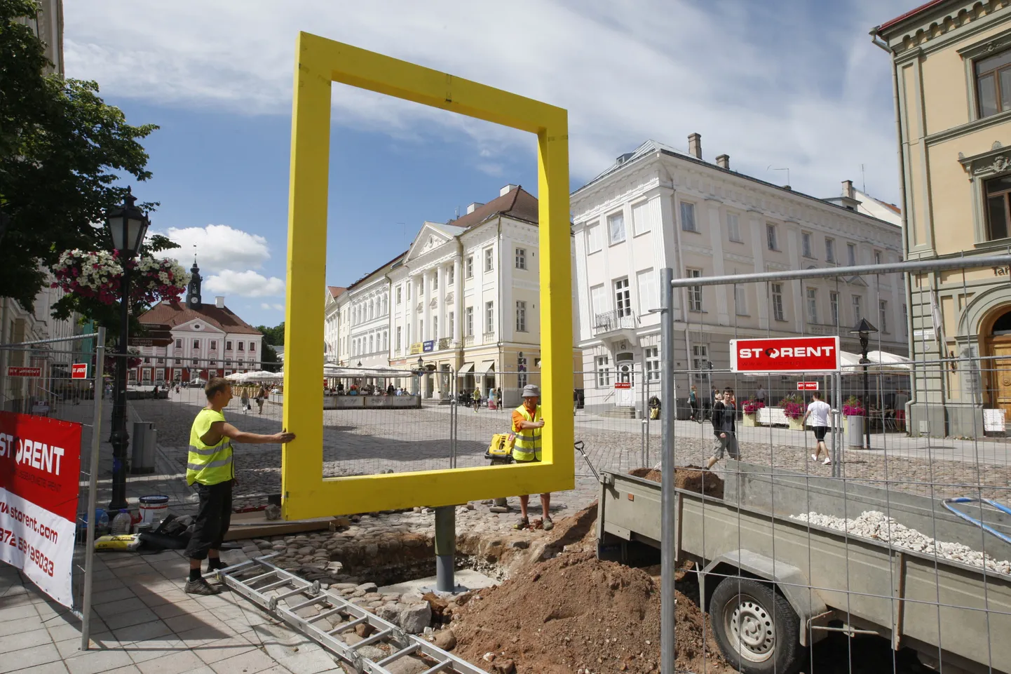 Tartu Raekoja platsile paigaldatakse NG kollast raami.