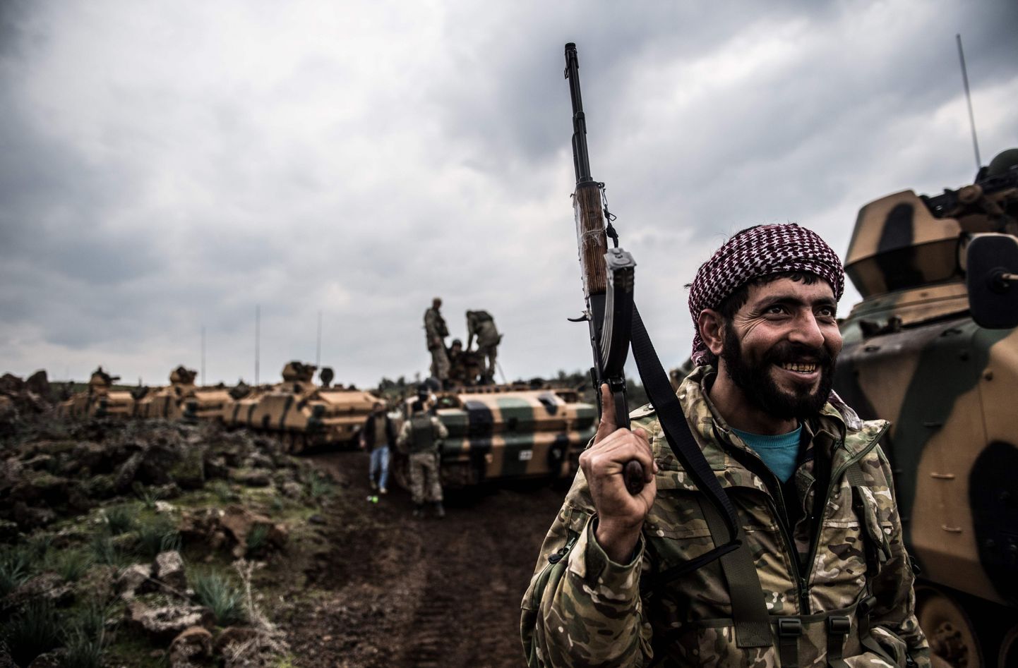 Турецкие танки и солдат недалеко от границы Сирии