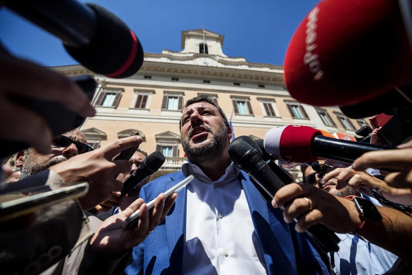 Itaalia valitsuse oma erakorraliste valimiste nõudmisega kukutanud Liiga esimees ja senine siseminister Matteo Salvini üleeile Roomas ajakirjanike piiramisrõngas. Paremäärmuslikul poliitikul on nüüd käed tööd täis veenmaks inimesi, et ta ei tekitanud riigis kriisi vaid isikliku võimuiha rahuldamiseks.