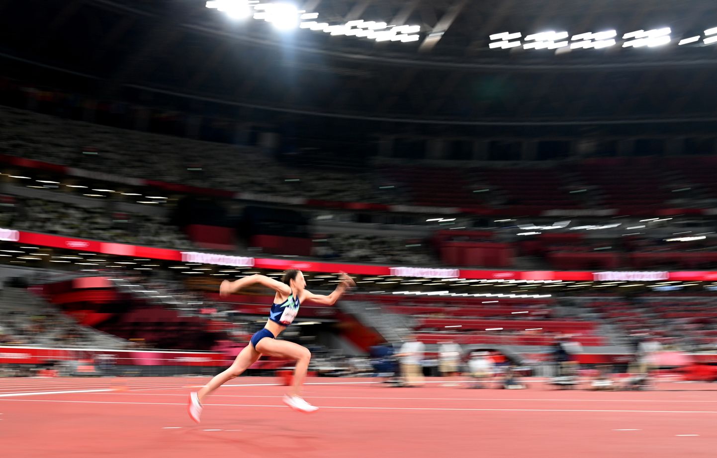 Kõrgushüppaja Maria Lasitskene ei taha võistelda tühjade tribüünide ees. Tokyo olümpiamängudel tehtud pilt on illustreeriv.
