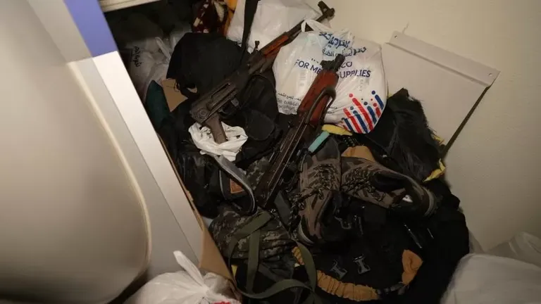 Израильские военные утверждают, что их войска обнаружили оружие, в том числе автоматы Калашникова, во время рейда в больнице «Аль-Шифа» на прошлой неделе