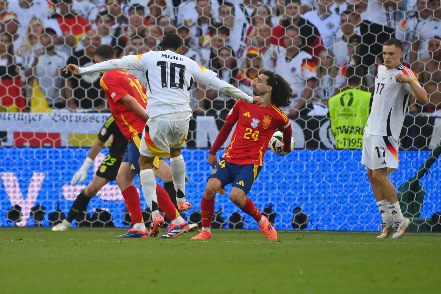 Saksamaa ründaja Jamal Musiala (number 10) lõi palli vastu Hispaania vasakkaitsja Marc Cucrella (number 24) kätt.