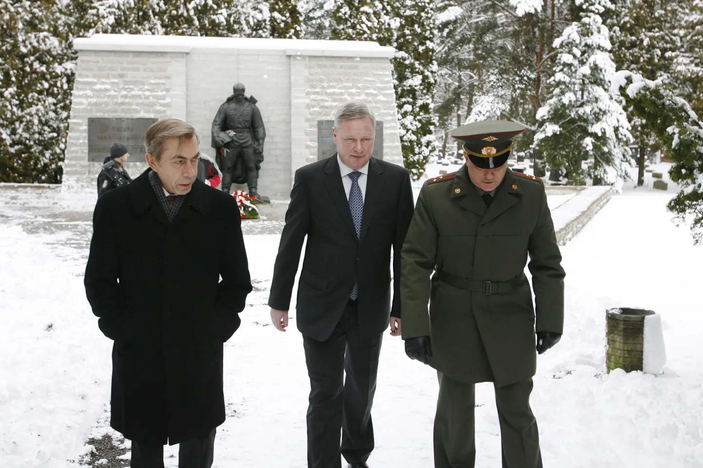 Venemaa asevälisminister Vladimir Titov käis koos suursaadik Nikolai Uspenskiga Siselinna kalmistul Pronkssõduri mälestusmärgi juures ning asetas sinna  pärja ja nelgid.