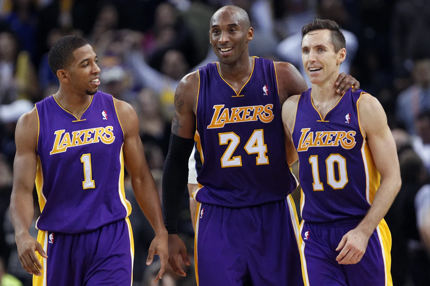 Darius Morris (vasakul) 2012. aastal koos toonaste meeskonnakaaslastega Los Angeles Lakersis Kobe Bryanti (keskel) ja Steve Nashiga.