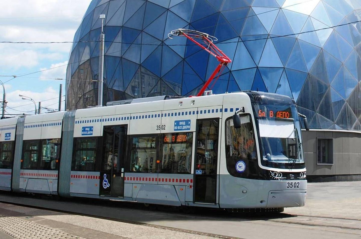 Kiievis ja Moskvas sõidab PESA tramm Fokstrot. Ettevõte reklaamib seda kui rasketesse oludesse sobivat trammi.