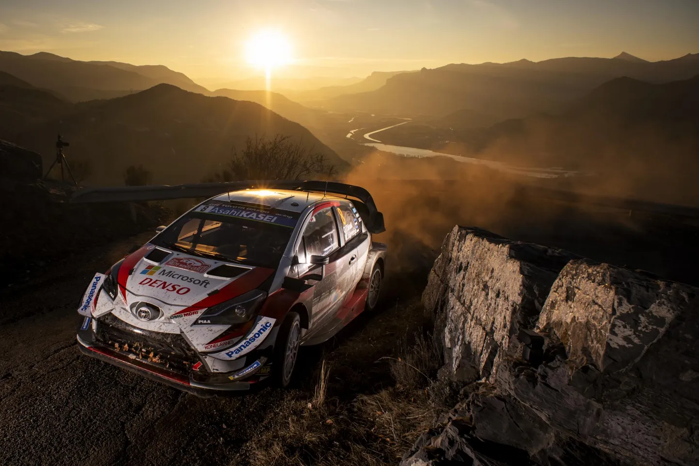 Ott Tänak ja Martin Järveoja elasid üle tagasilöögi, kuid võitlesid end siiski poodiumile.